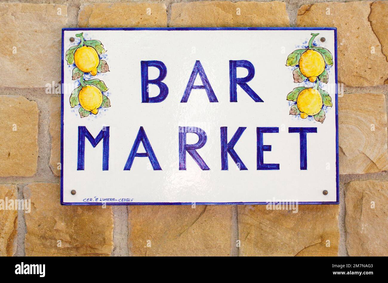 Signe sur des tuiles colorées au bar et marché dans un camping en Sicile Banque D'Images