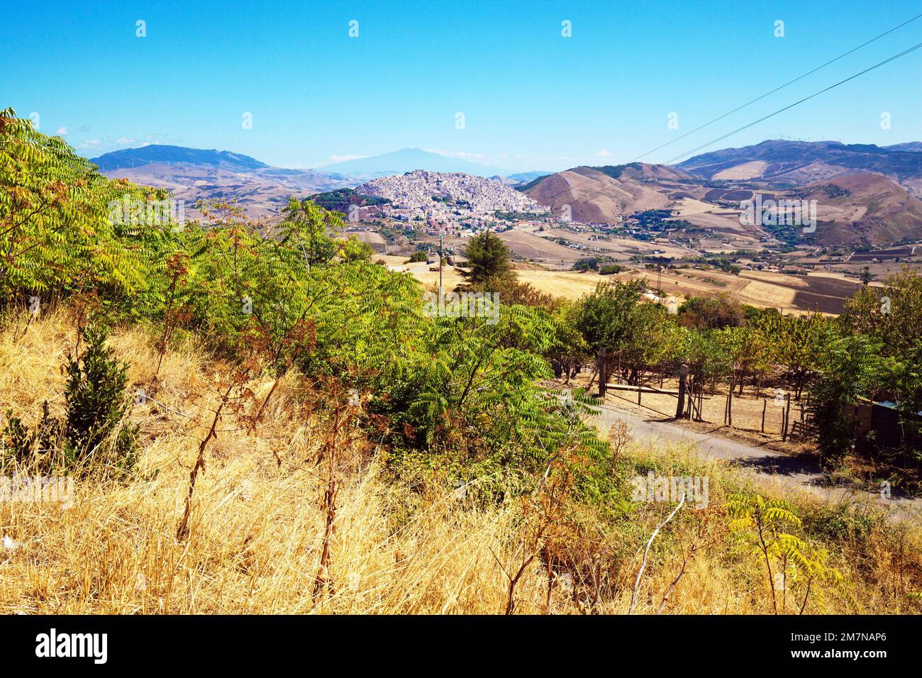 Vue sur la colline du village de Gangi avec l'Etna dans la brume à l'horizon, la Sicile Banque D'Images