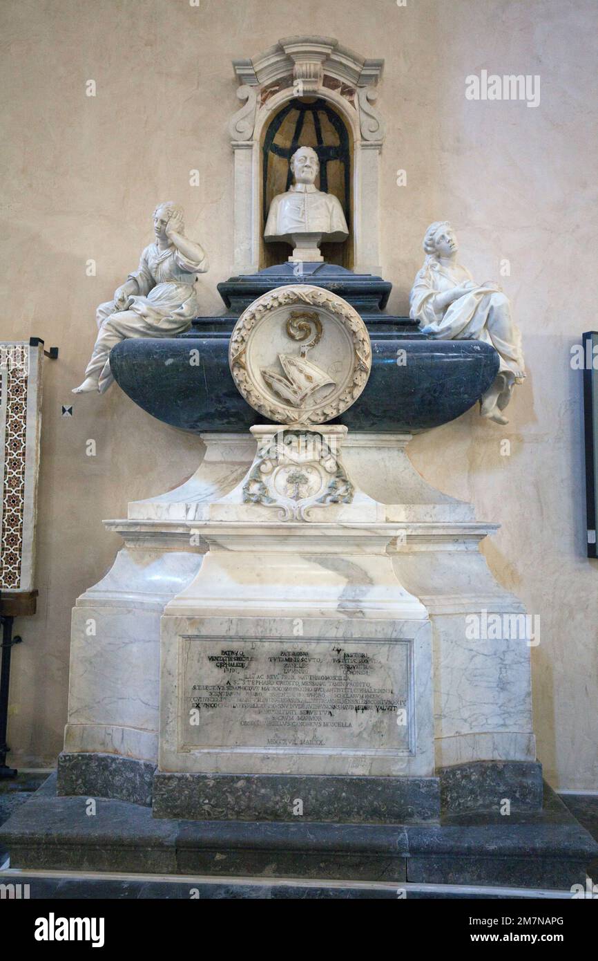 Monument en l'honneur des dignitaires ecclésiastiques de la Cathédrale de Cefalu, Sicile Banque D'Images