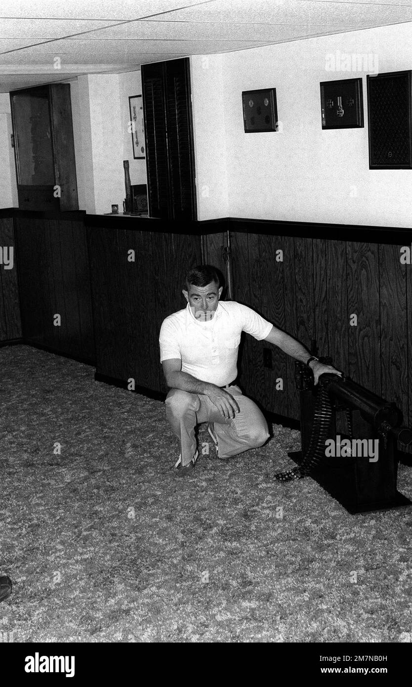 LE MAJ Harold Slacum s'accroupette à côté d'une mitrailleuse Maxim allemande vers 1900. Le fusil fait partie de la collection de 500 souvenirs allemands que le major collectionne depuis son adolescence. Base: Corps de marine base, Quantico État: Virginie (va) pays: Etats-Unis d'Amérique (USA) Banque D'Images