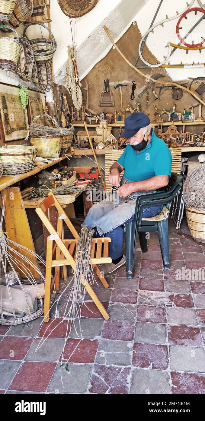 Le fabricant de paniers au travail dans son atelier, Menfi, Sicile Banque D'Images