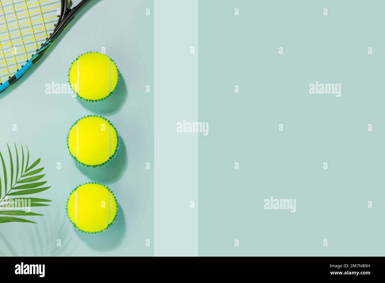 La compétition de tennis est encore la vie. Composition sportive avec balles de tennis jaunes et raquette de tennis sur fond bleu avec feuilles de palmier et ombres. S Banque D'Images
