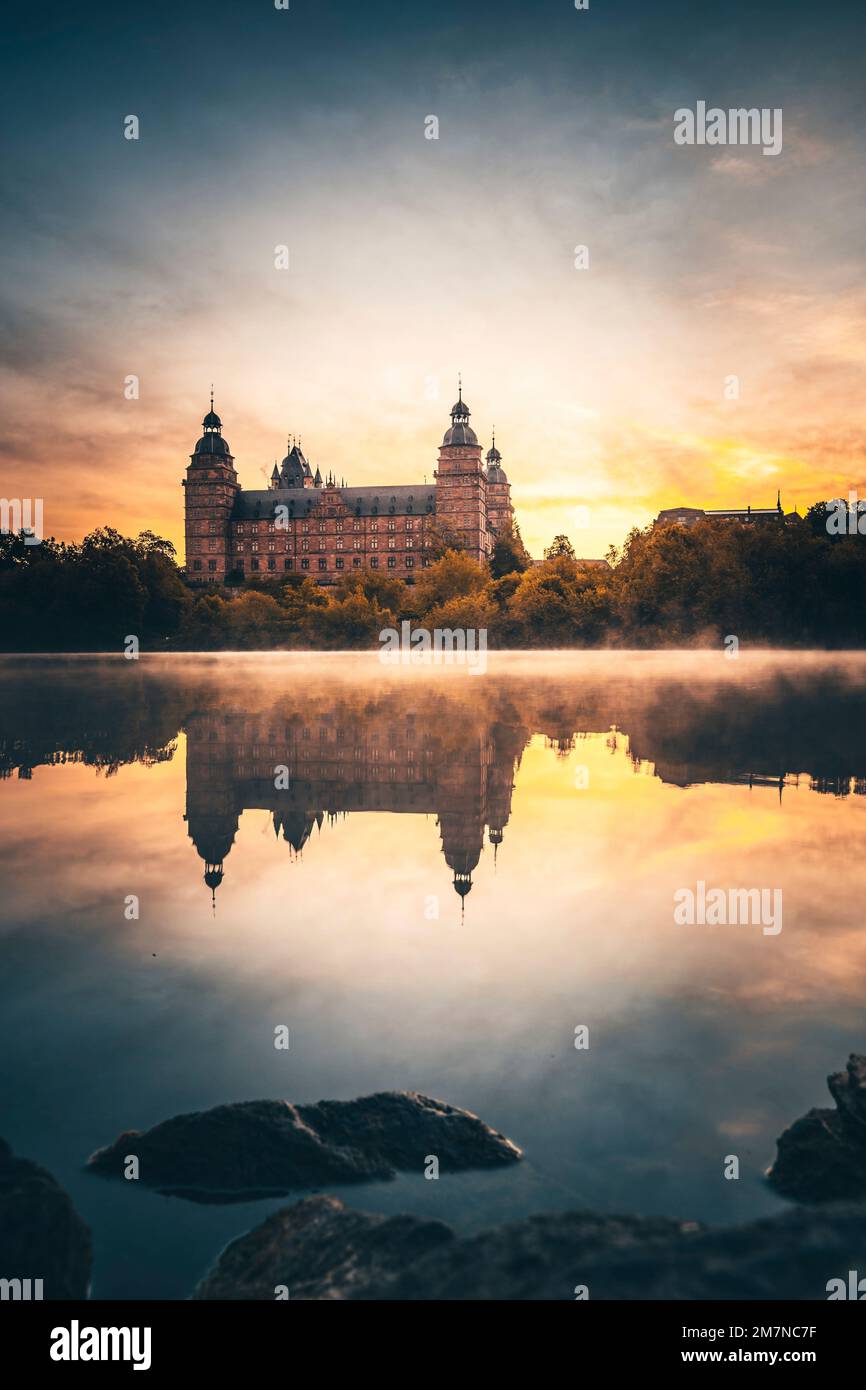 Le château de Johannisbourg à Aschaffenburg au printemps. Réflexion dans la rivière main, brouillard au lever du soleil et atmosphère incroyable. Banque D'Images
