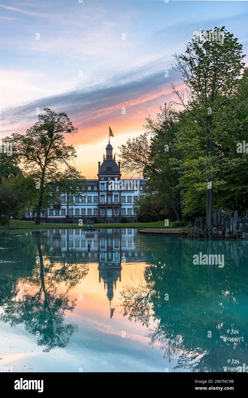 Château de Philippsruhe à Hanau en Allemagne, magnifique château sur la rivière main, grands nuages et arbres à la perfection au coucher du soleil ou au lever du soleil Banque D'Images