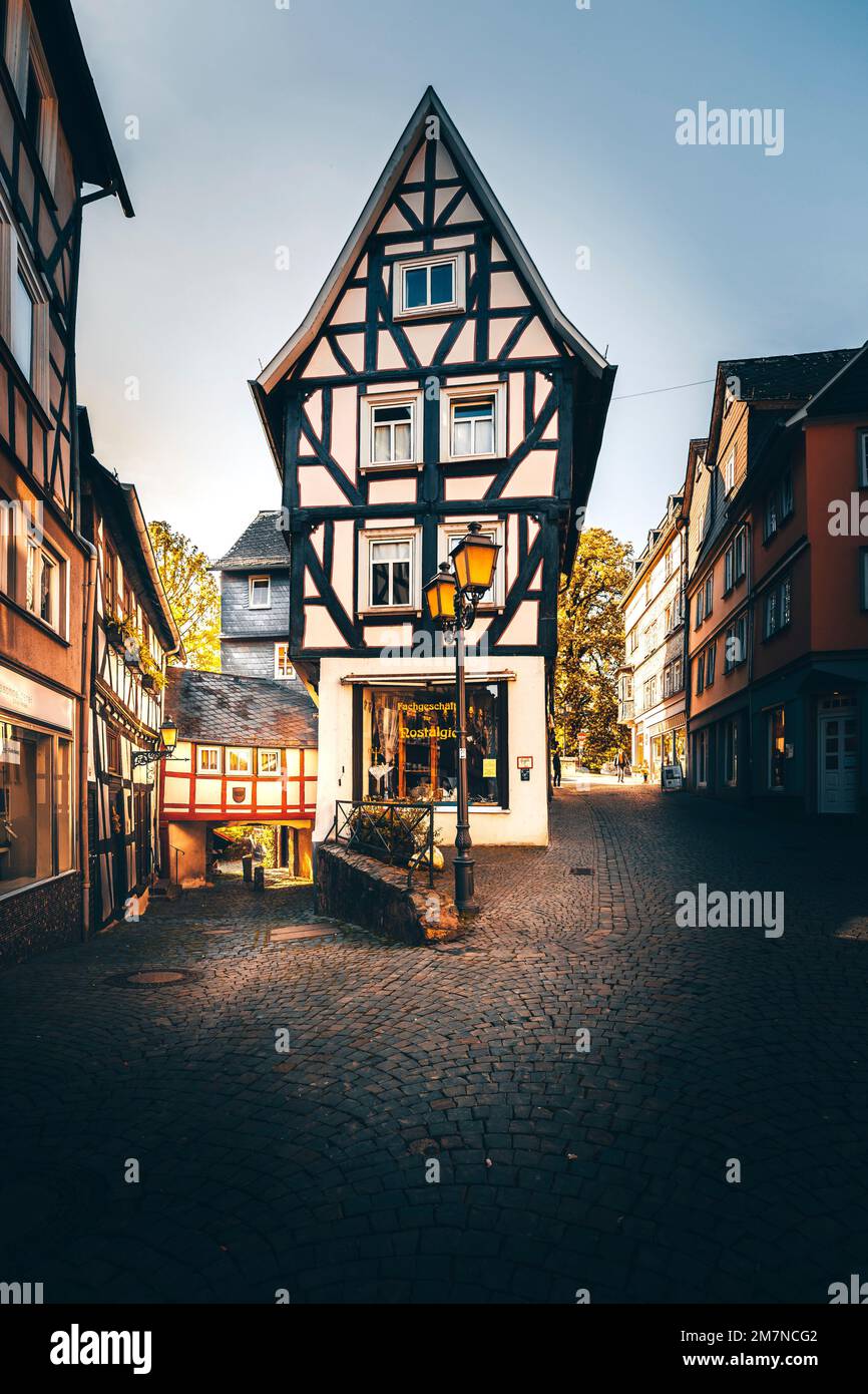 Belle maison à colombages au milieu de deux chemins dans la soirée, Wetzlar, Hesse, Allemagne Banque D'Images