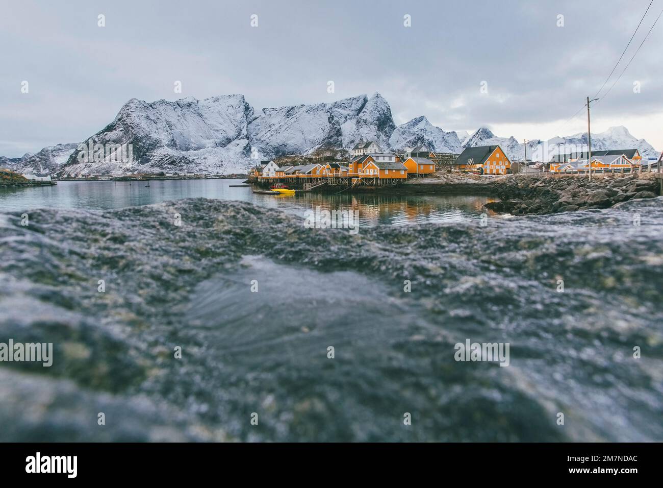 Village de pêcheurs à Reine avec maisons jaunes, Moskenesoya, Lofoten, Nordland, Norvège Banque D'Images