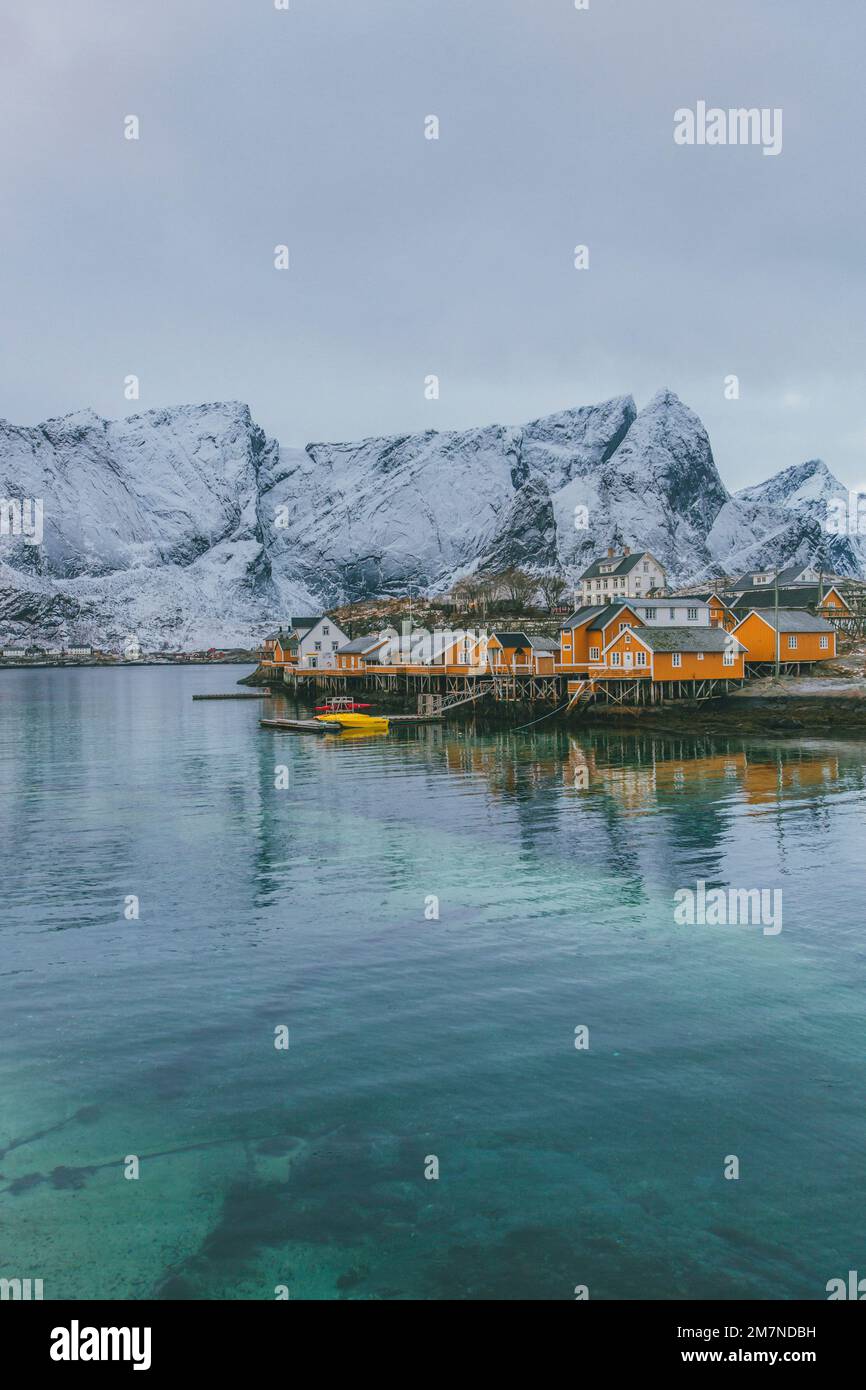 Village de pêcheurs à Reine avec maisons jaunes, Moskenesoya, Lofoten, Nordland, Norvège Banque D'Images