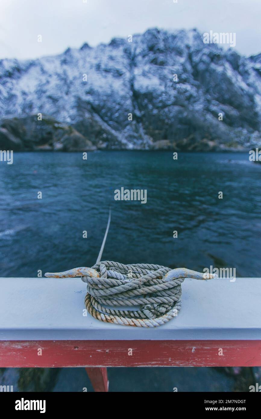 Nusfjord, corde dans l'eau et fermement ancré à la jetée, village de pêcheurs, Lofoten, Nordland, Norvège Banque D'Images