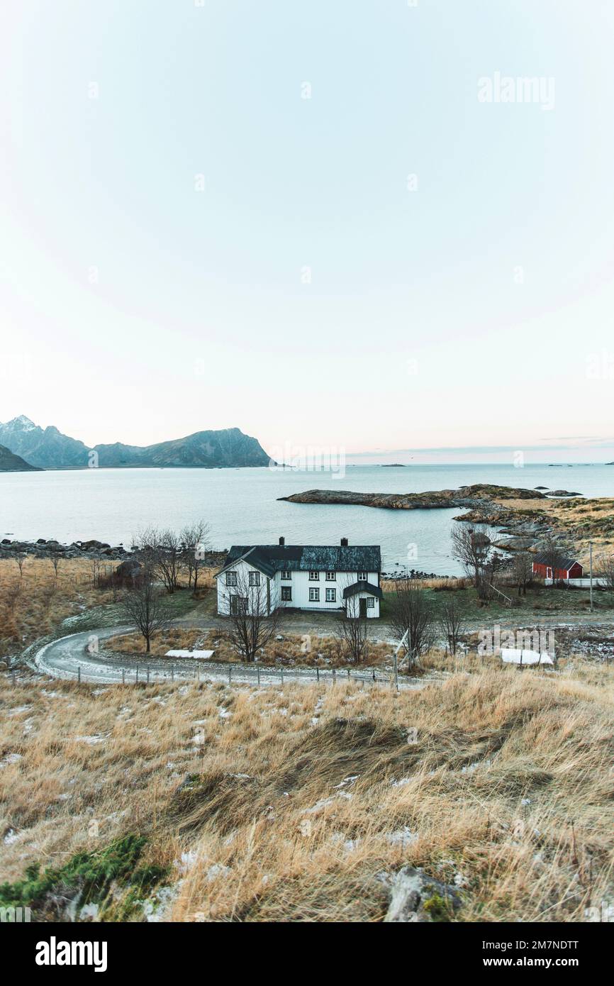 Maison d'habitation isolée et gîte sur la propriété pendant l'atmosphère du soir, paysage de fjord avec de petites îles, isolement du monde extérieur, Vesteralen, Norvège Banque D'Images