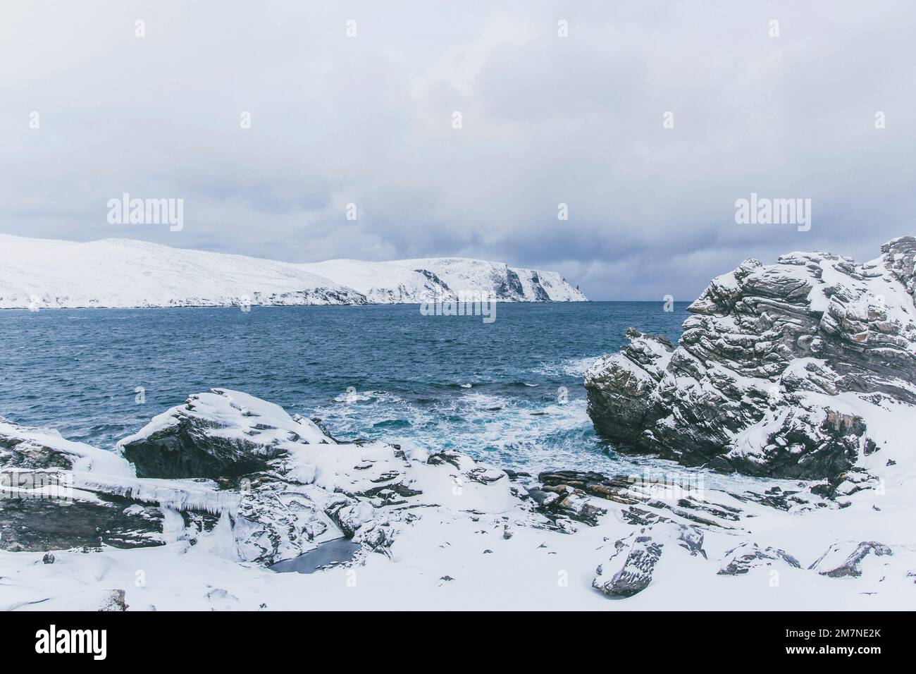 Paysage hivernal enneigé avec vue sur le Cap Nord en Norvège, image panoramique de la beauté naturelle en Scandinavie, paysage côtier avec beaucoup de neige Banque D'Images