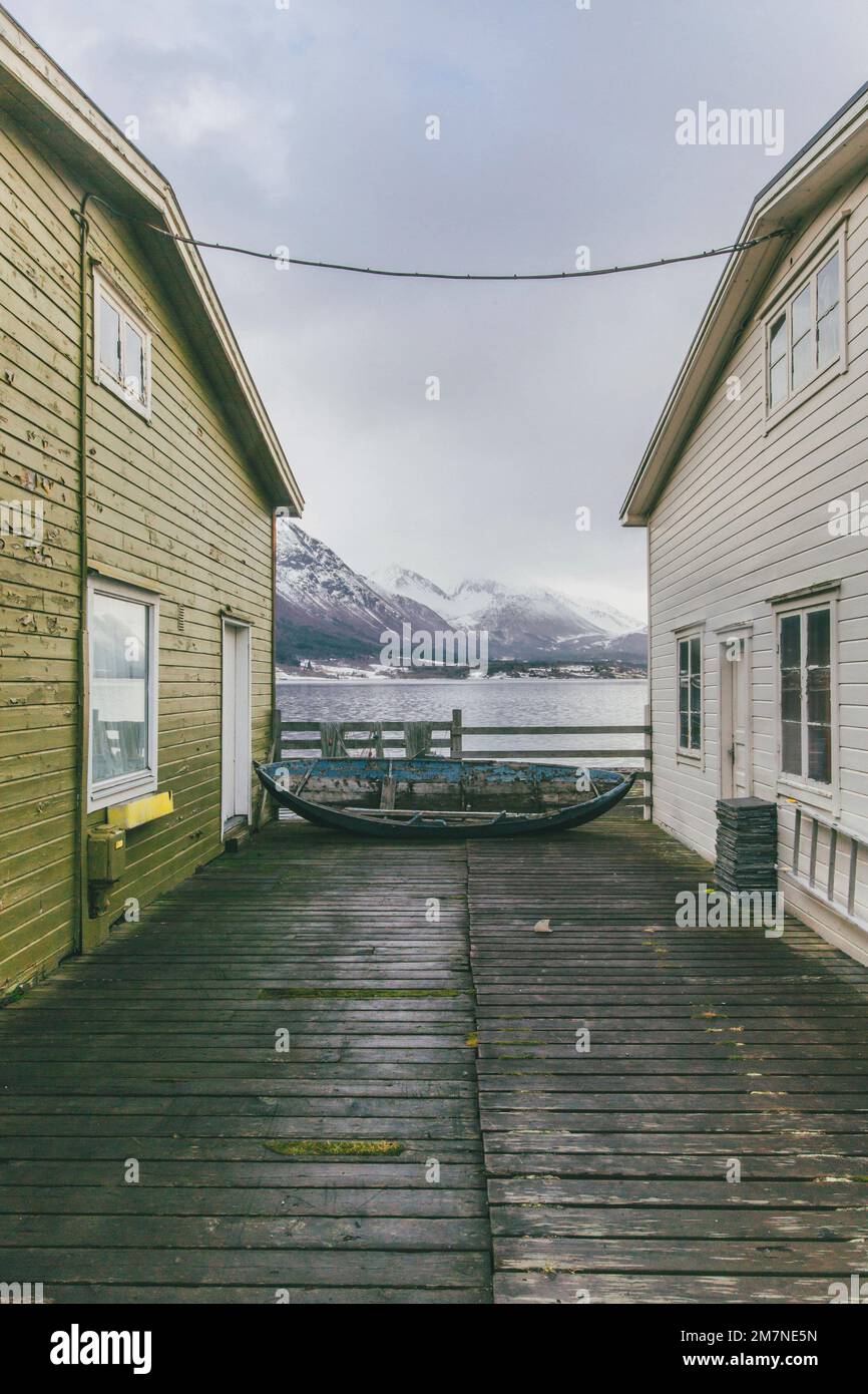 Ancienne maison de pêcheurs avec bateau et ancienne jetée en bois en Norvège, village de pêcheurs inö‰ˆndalsnes, Norden. Banque D'Images