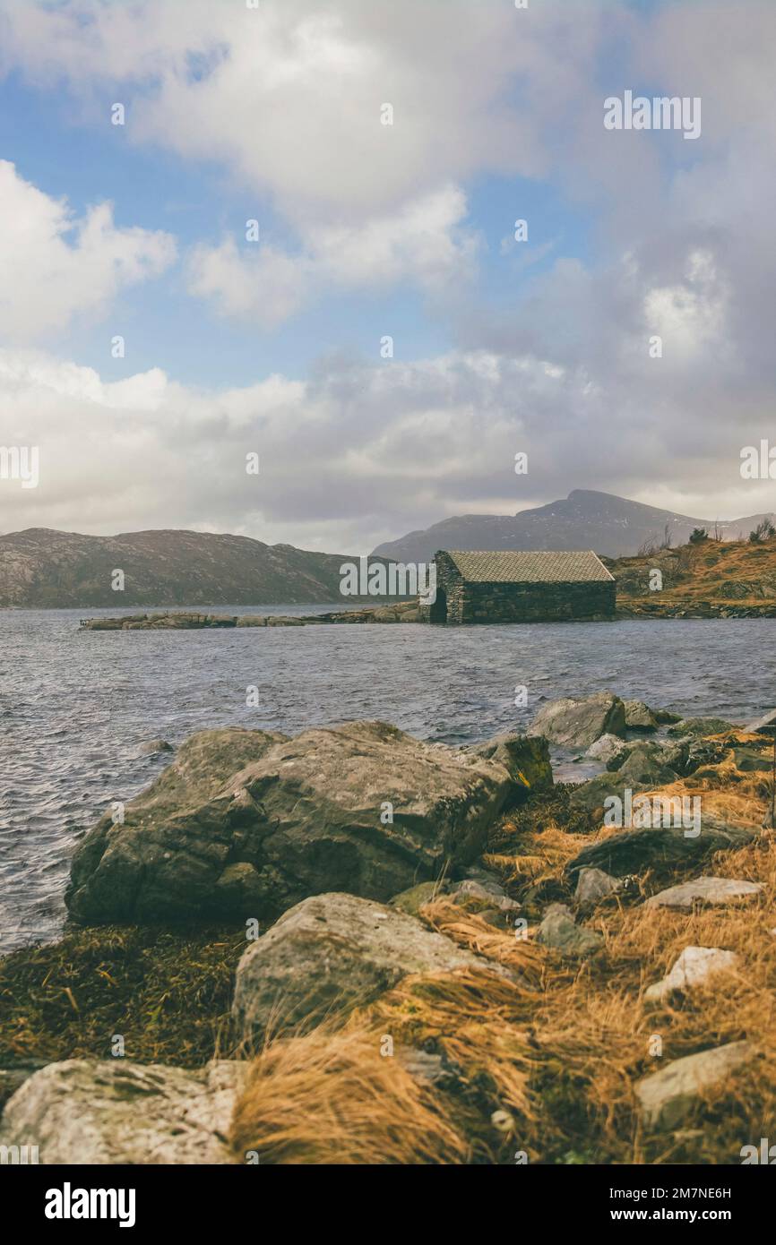 Maison en pierre isolée sur le fjord en Norvège, paysage typique du fjord avec de petites îles, isolement du monde extérieur, maison sur le lac, hangar à bateaux Banque D'Images