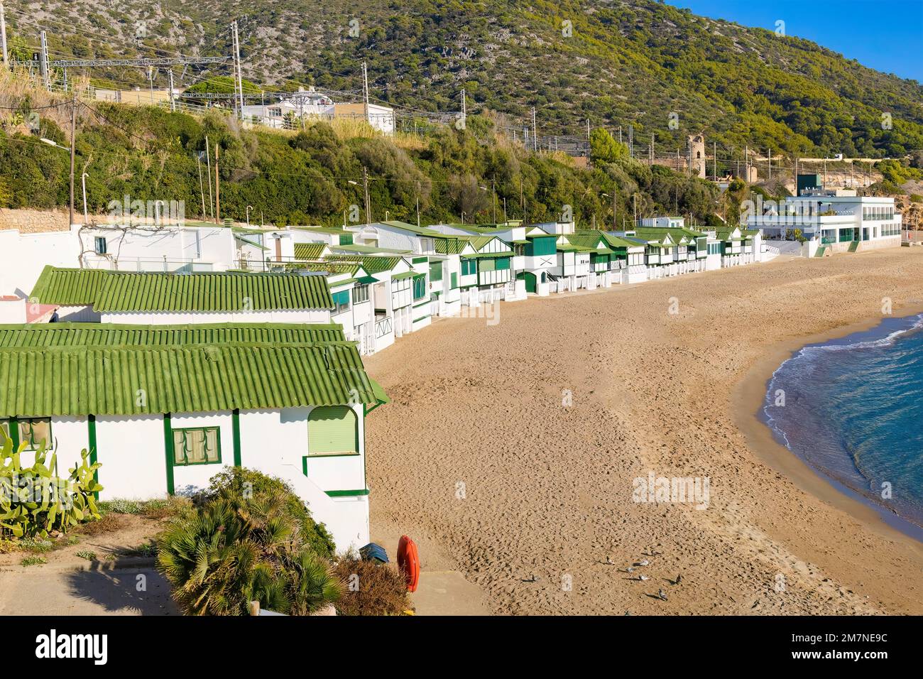 Vue panoramique sur les vieux cabanes de pêcheurs sur la plage de Garraf, Catalogne, Espagne Banque D'Images