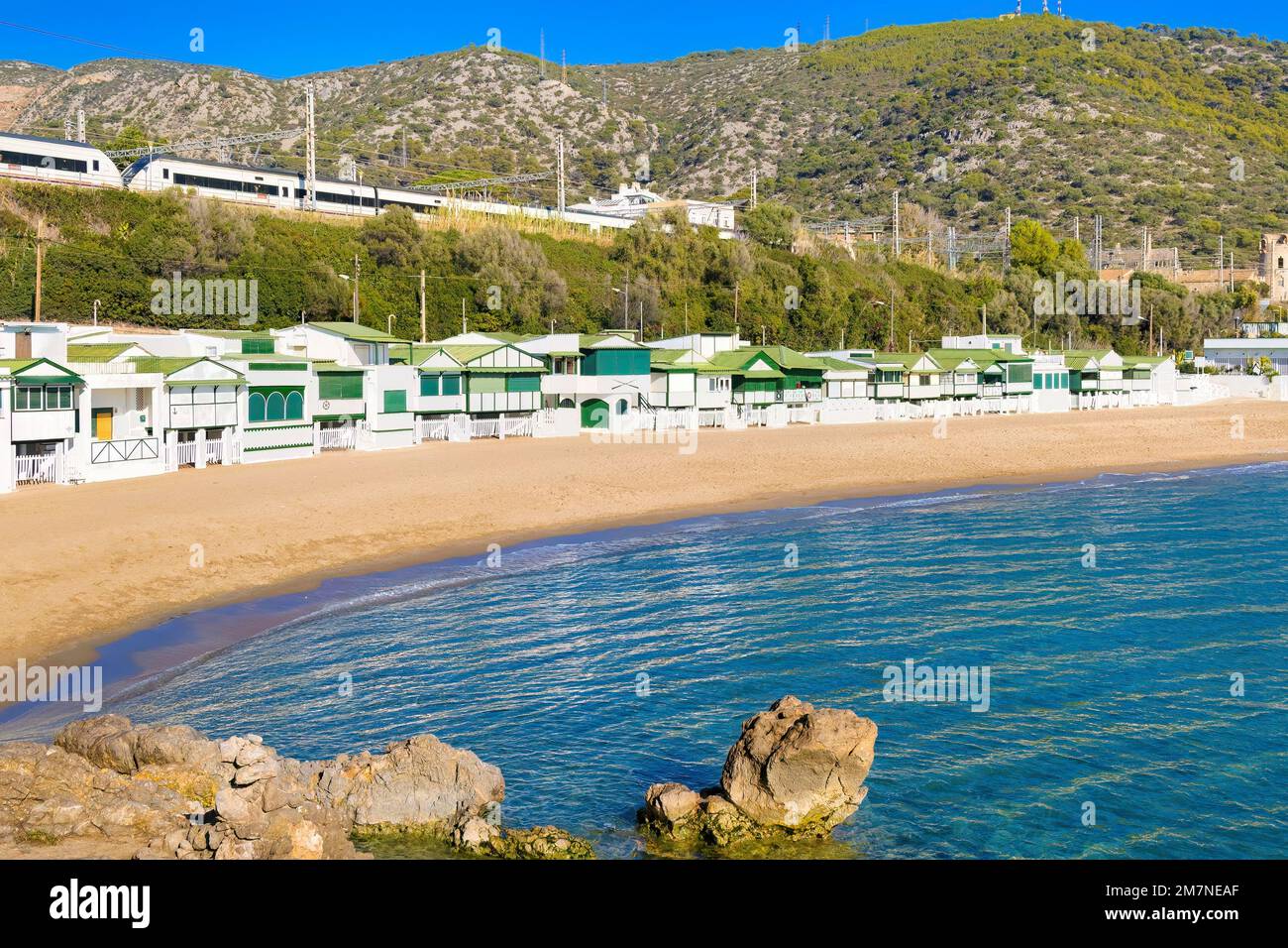 Vue panoramique sur les vieux cabanes de pêcheurs sur la plage de Garraf, Catalogne, Espagne. -1 Banque D'Images
