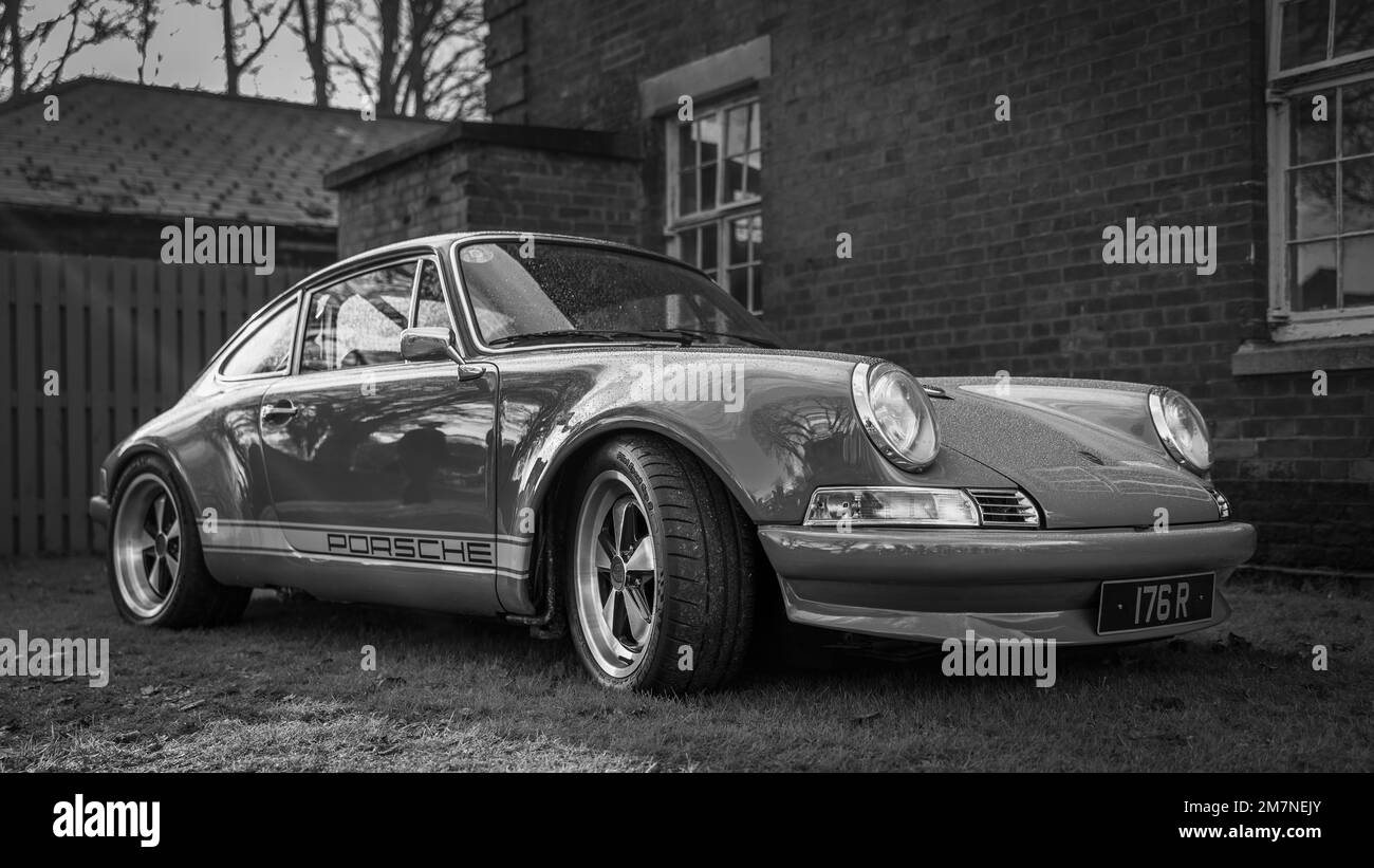 1990 Porsche 911 Carrera 2 '176 R' exposée au Scramble de janvier qui s'est tenu au Bicester Heritage le 8th janvier 2023. Banque D'Images