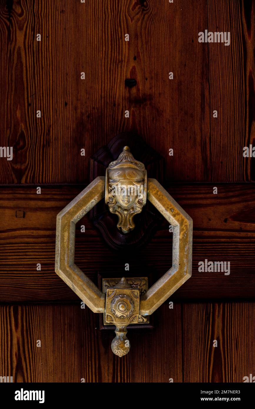 Ancienne porte d'or sur une porte en bois à Sineu, Majorque Banque D'Images