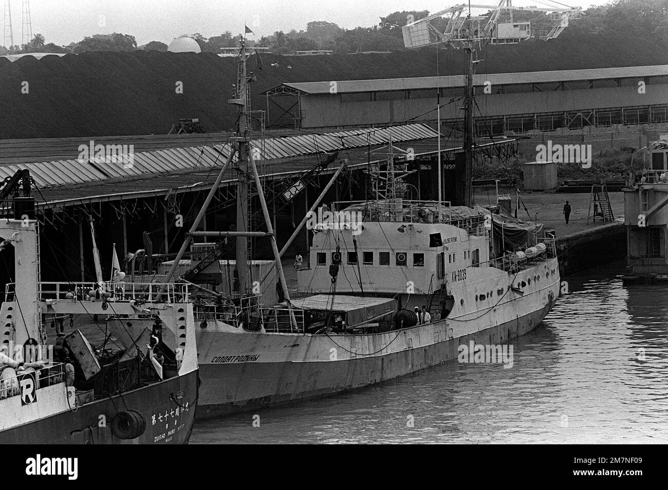 Vue sur un chalutier soviétique dans le port pendant l'exercice Unitas XX. Sujet opération/série: UNITAS XX base: Conakry pays: Guinée (GIN) Banque D'Images