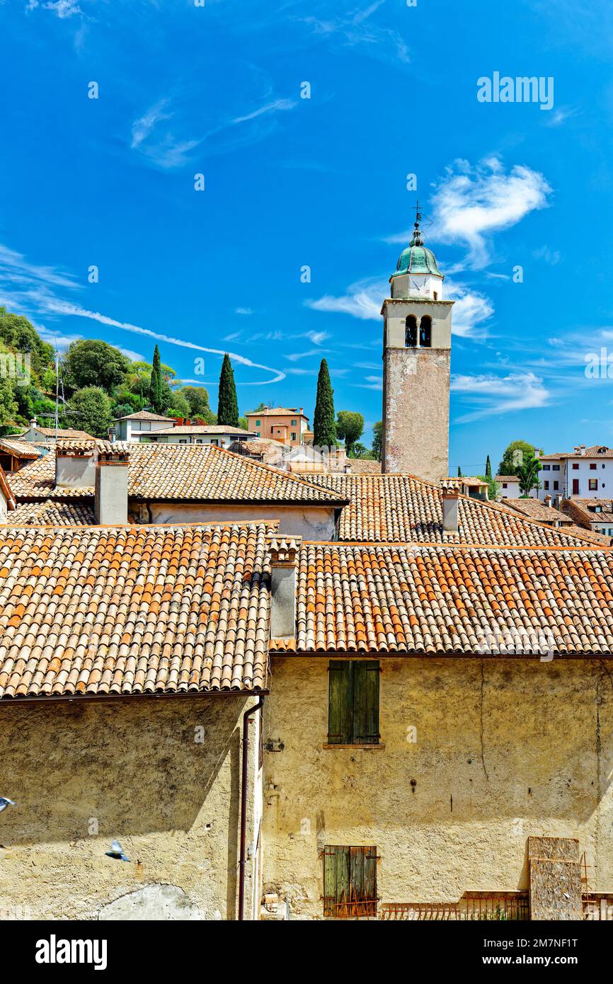 Vue sur les toits de la ville d'Asolo, dans le nord de l'Italie. Le clocher de la « Cattedrale di S. Maria Assunta » s'élève entre les deux Banque D'Images
