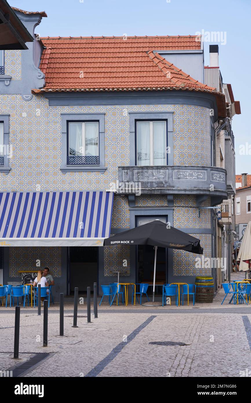 Restaurant d'angle, café, bâtiment carrelé, Aveiro, Portugal Banque D'Images