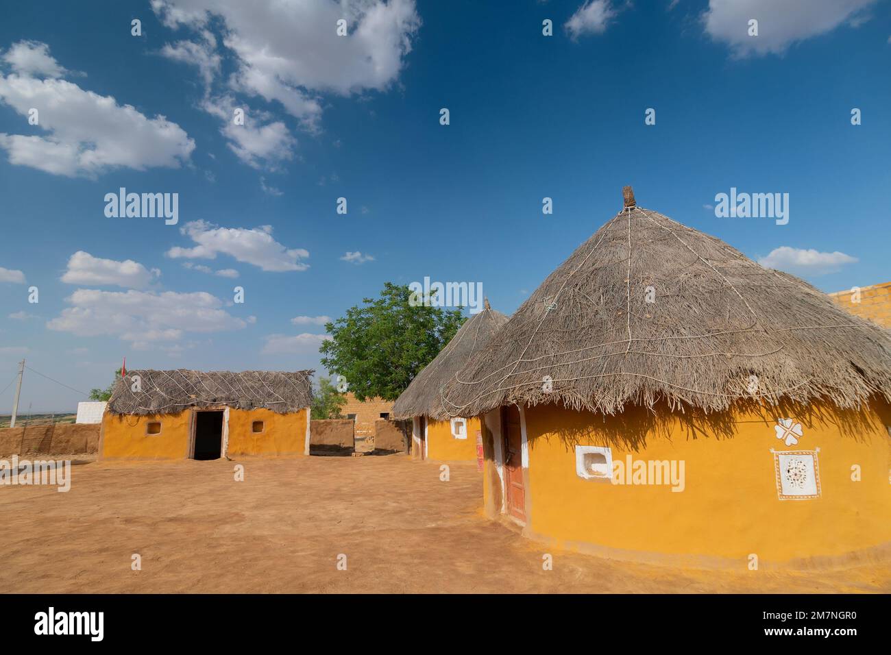 Jaisalmer, Rajasthan, Inde - 15th octobre 2019 : huttes colorées dans le village de Rajsathani, Jaisalmer, Inde. Ciel bleu et fond de nuages blancs. Banque D'Images