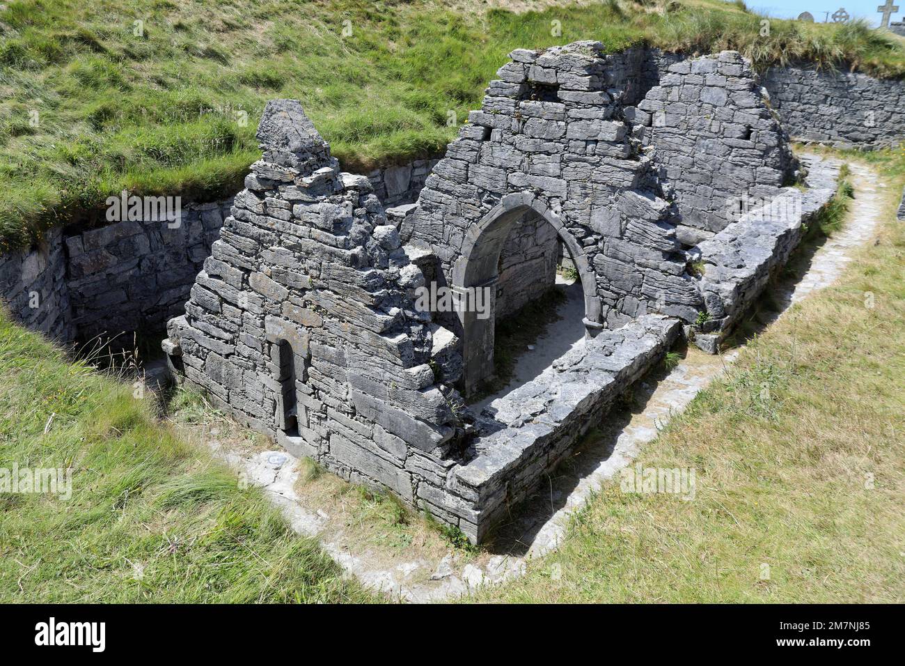 Église encastrée d'Inis Oirr en République d'Irlande Banque D'Images