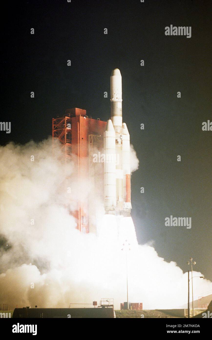 Un système de communication par satellite de défense Comsat DS-CS II est lancé à bord d'un véhicule de lancement Titan III-C du complexe 40. Base: Cape Canaveral Air Force Station État: Floride (FL) pays: États-Unis d'Amérique (USA) Banque D'Images