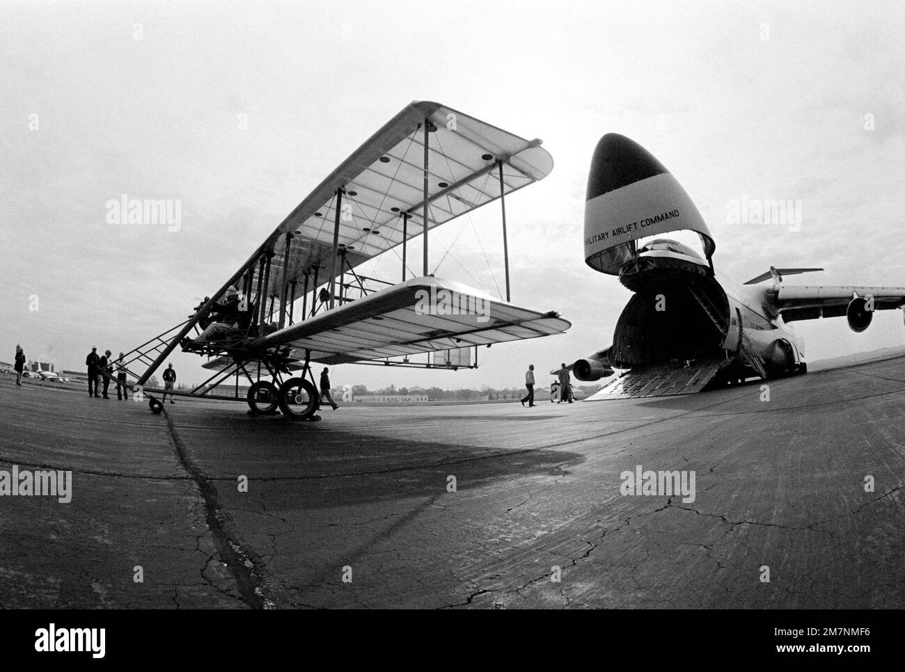 Une réplique de la circulaire Wright 'B' 1911 exposée devant un appareil Galaxy C-5A pour commémorer le 75th anniversaire du vol historique des frères Wright à Kitty Hawk, en Caroline du Nord. La réplique volante a été construite par des bénévoles de la base et de la région de Dayton. Base: Wright-Patterson Air Force base État: Ohio (OH) pays: Etats-Unis d'Amérique (USA) Banque D'Images