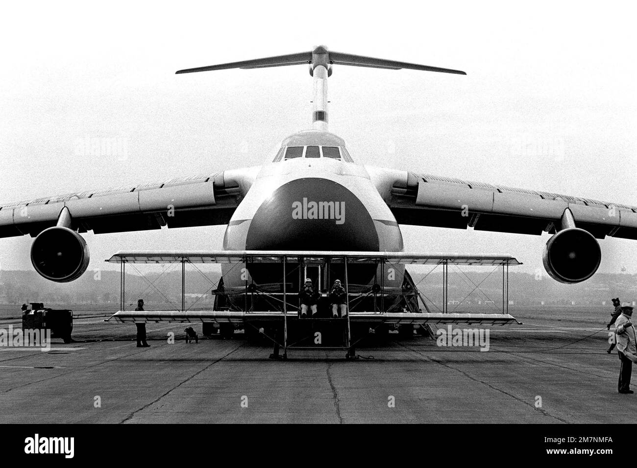 Une réplique de la circulaire Wright 'B' 1911 exposée devant un appareil Galaxy C-5A pour commémorer le 75th anniversaire du vol historique des frères Wright à Kitty Hawk, en Caroline du Nord. La réplique volante a été construite par des bénévoles de la base et de la région de Dayton. Base: Wright-Patterson Air Force base État: Ohio (OH) pays: Etats-Unis d'Amérique (USA) Banque D'Images