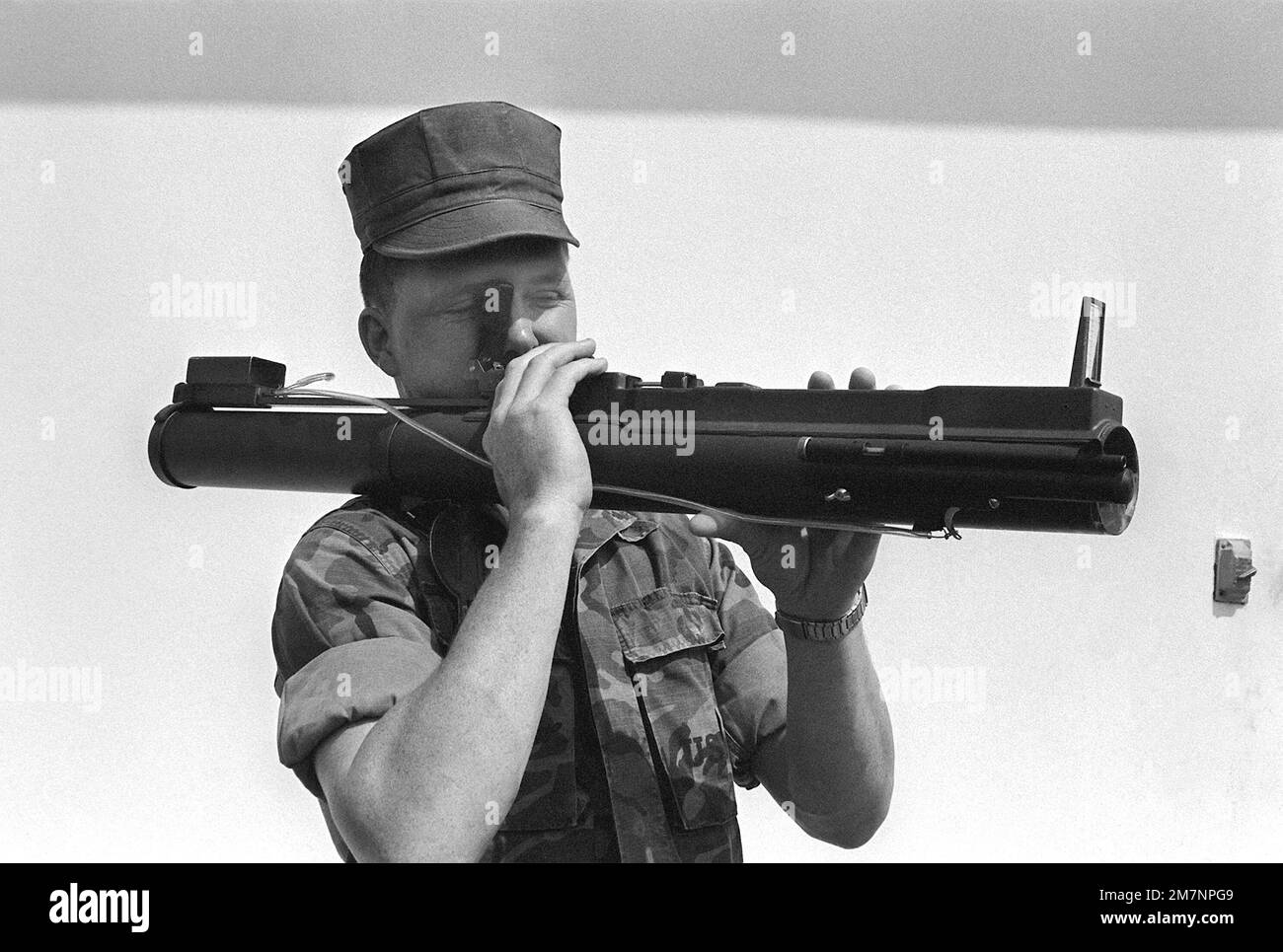 SGT Virgil Dwyer of Co L, 3rd BN., 5th Marines, regarde à travers la vue d'une arme anti-char légère M-72A2 qui a un dispositif de pistolet à pellets monté sur son côté droit. Cet appareil permet d'économiser les 5th Marines $95,00 chaque fois qu'il est tiré pendant l'entraînement. État: Okinawa pays: Japon (JPN) Banque D'Images SGT Virgil Dwyer of Co L, 3rd BN., 5th Marines, regarde à travers la vue d'une arme anti-char légère M-72A2 qui a un dispositif de pistolet à pellets monté sur son côté droit. Cet appareil permet d'économiser les 5th Marines $95,00 chaque fois qu'il est tiré pendant l'entraînement. État: Okinawa pays: Japon (JPN) Banque D'Images