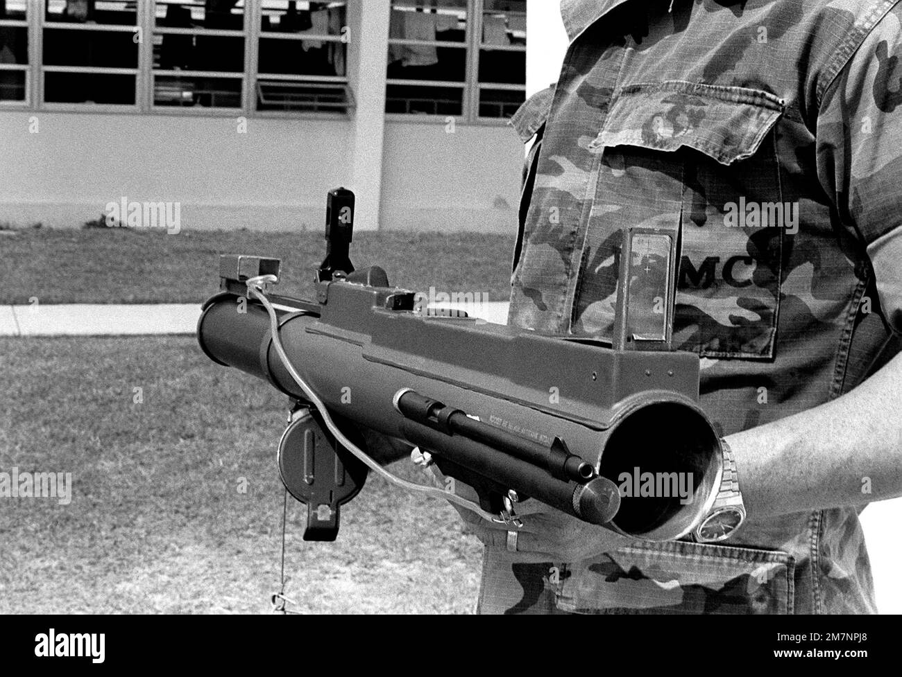 SGT Virgil Dwyer of Co L, 3rd BN., 5th Marines, affiche le dispositif de pistolet à pastilles monté sur le côté d'une arme anti-char légère M-72A2 qu'il tient. Cet appareil permet d'économiser les 5th Marines $95,00 chaque fois qu'il est tiré pendant l'entraînement. État: Okinawa pays: Japon (JPN) Banque D'Images SGT Virgil Dwyer of Co L, 3rd BN., 5th Marines, affiche le dispositif de pistolet à pastilles monté sur le côté d'une arme anti-char légère M-72A2 qu'il tient. Cet appareil permet d'économiser les 5th Marines $95,00 chaque fois qu'il est tiré pendant l'entraînement. État: Okinawa pays: Japon (JPN) Banque D'Images