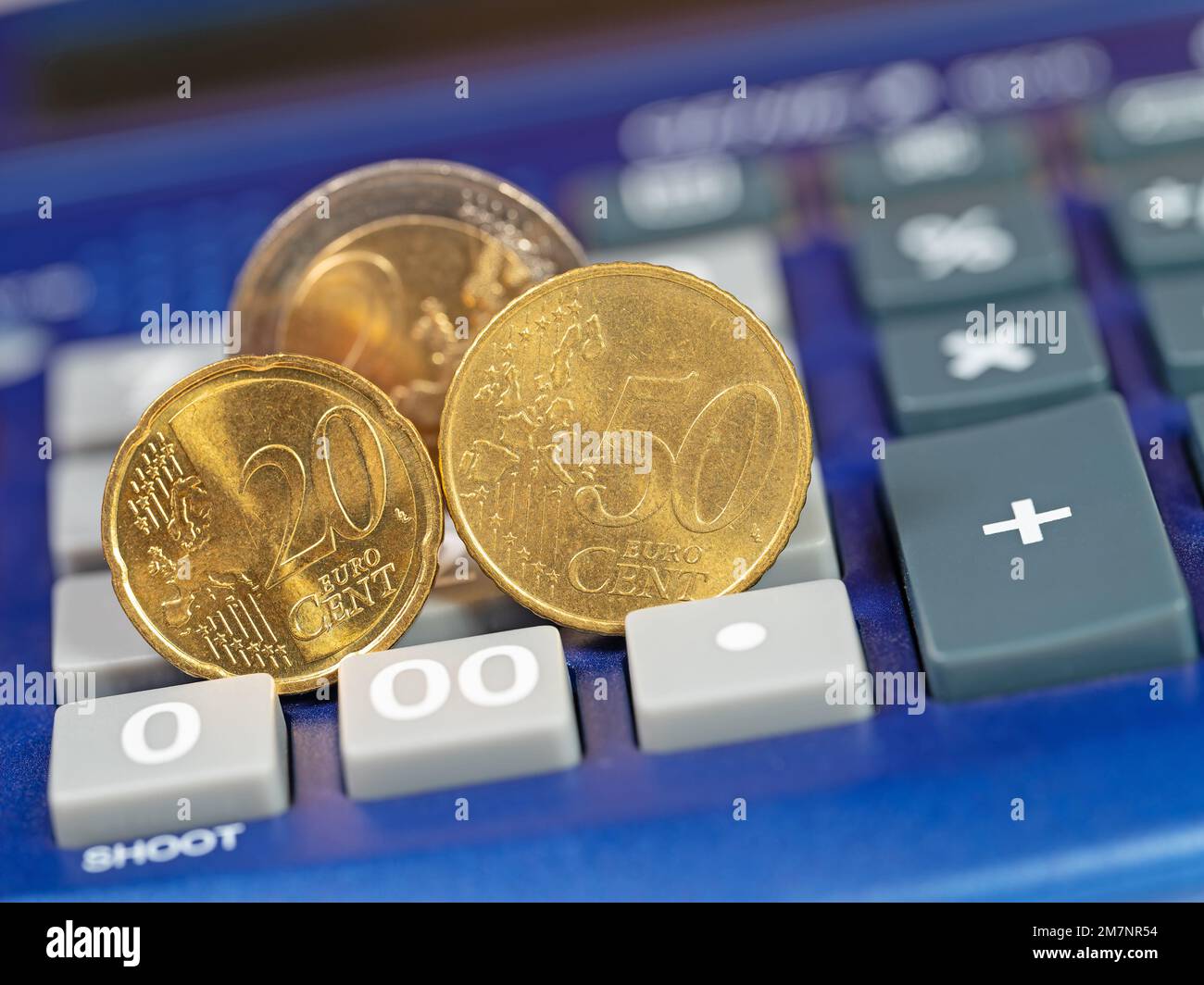 Pièces en euros sur une calculatrice de poche Banque D'Images