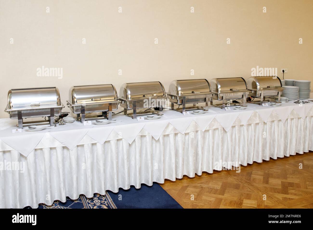 Des plateaux chauffés sous forme de buffet sont prêts à être servis pour les événements de l'hôtel Banque D'Images
