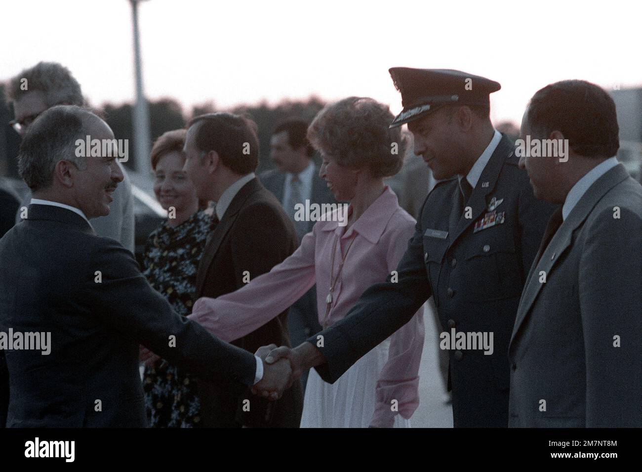Le roi Hussein Bin-Talal de Jordanie fait ses adieux dès leur départ des États-Unis après sa visite. Base: Andrews Air Force base État: Maryland (MD) pays: États-Unis d'Amérique (USA) Banque D'Images