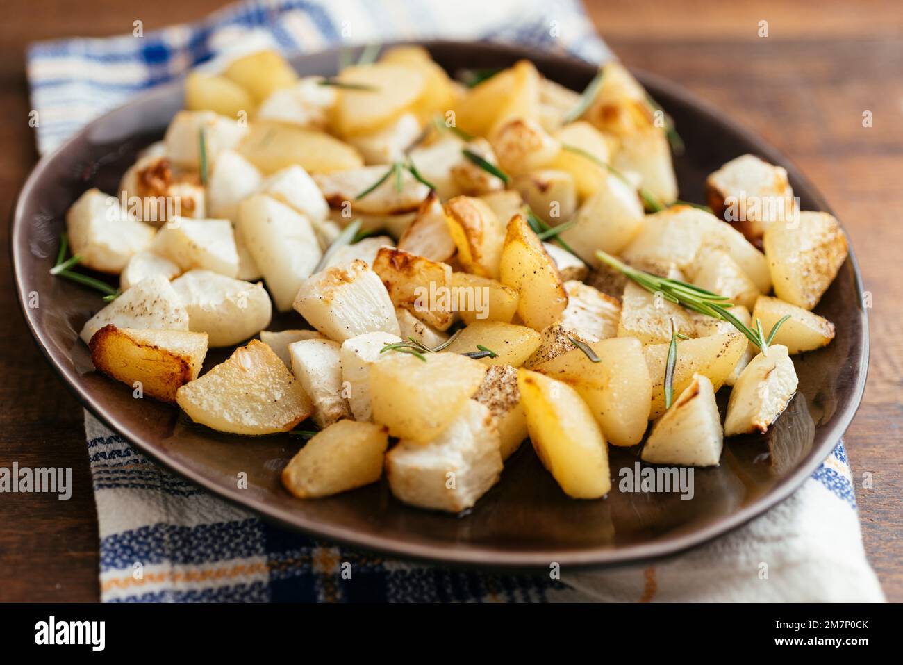 Accompagnement avec navets et poires rôtis. Banque D'Images