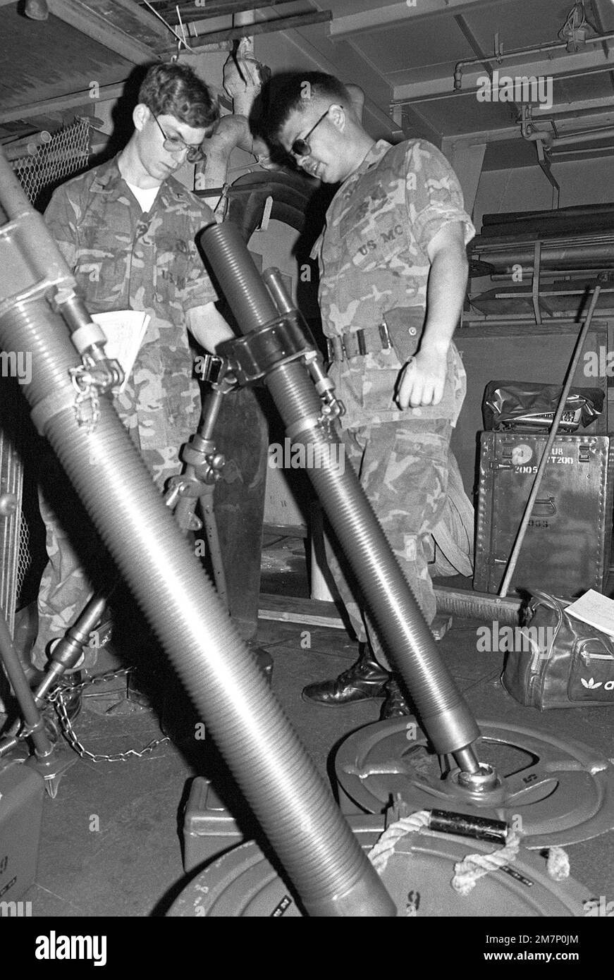 Le PFC Jessie Stevens (à gauche) et le CPL Norm Campbell inspectent leurs 81mm mortiers avant de partir pour des manoeuvres dans l'océan Indien avec l'unité amphibie marine de 31st. Base: Station navale, Subic Bay État: Luzon pays: Philippines (PHL) Banque D'Images