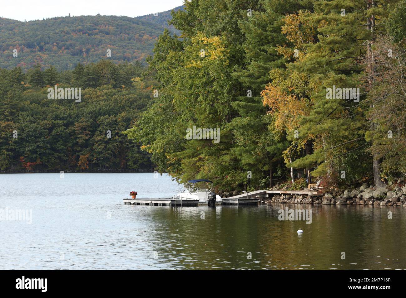 Vous vous souvenez du film « On Golden Pond ? » Il a été filmé ici sur Squam Lake dans le nord du New Hampshire. Il y a Little Squam Lake et Big Squam Lake. Le mois Banque D'Images