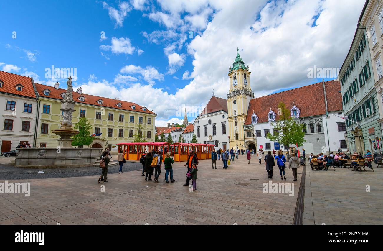 Bratislava, Slovaquie. Panorama de la vieille mairie et de la fontaine Maximilian sur la place principale Banque D'Images