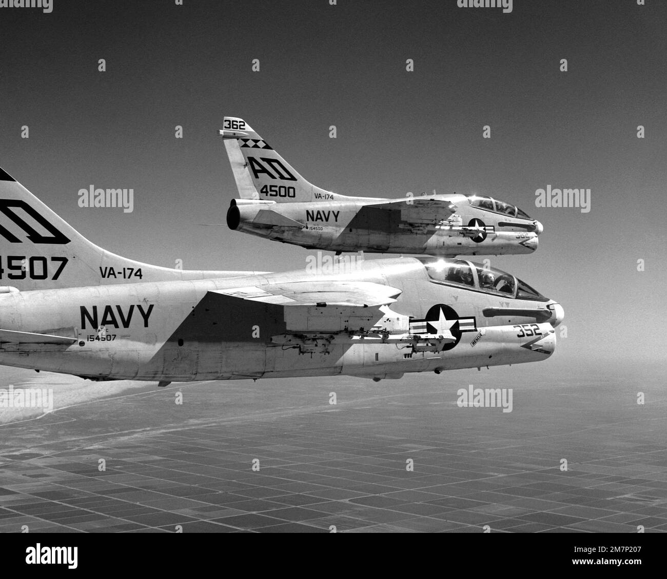 Vue aérienne à droite de deux avions d'attaque du 42e Escadron 174 (va-174) TA-7C Corsair II au cours d'une mission d'entraînement à partir de la Naval Air Facility, El Centro, Californie. Base: Imperial Valley État: Californie (CA) pays: Etats-Unis d'Amérique (USA) Banque D'Images