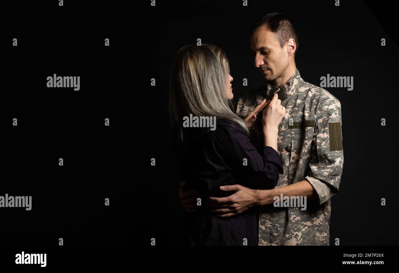 militaire et sa femme sur fond noir Banque D'Images