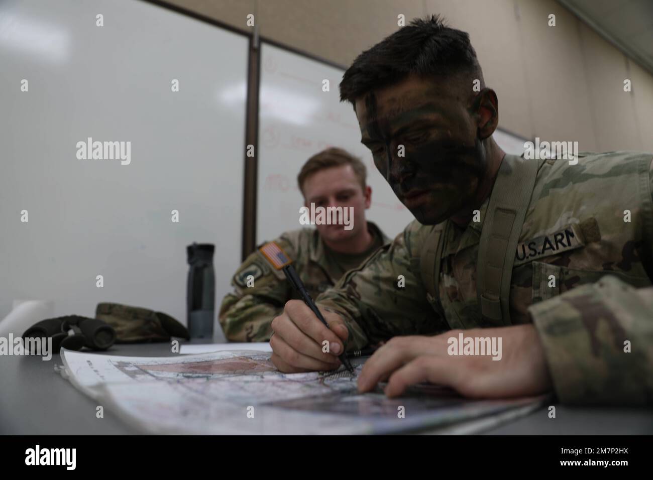 ÉTATS-UNIS Le Sgt Christian Terret (à droite) participe à un test de compétences cognitives au cours de la huitième compétition militaire de 2022 au Camp Casey, en Corée du Sud, au 11 mai 2022. La huitième compétition de meilleur guerrier et de meilleur escouade de l’Armée de terre est un événement d’une semaine qui consiste en plusieurs tests des connaissances et des compétences générales de l’Armée de terre des participants. Banque D'Images