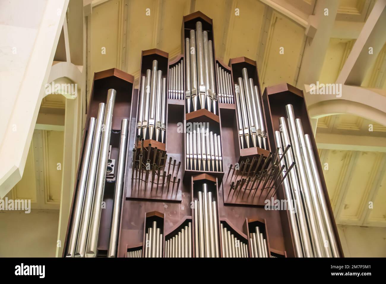 Instrument d'orgue imposant et impressionnant de l'église en acier et bois dans un style traditionnel ancien, dans la principale église catholique moderne d'Abuja Banque D'Images