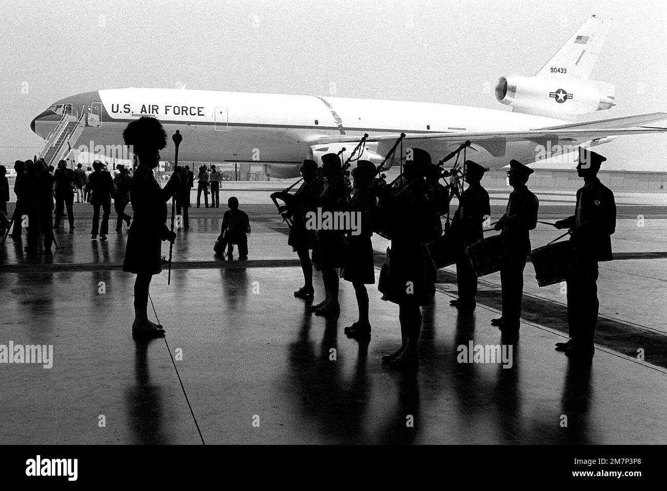 Les cornemuse de la Réserve de la Force aérienne jouent de la musique pendant la cérémonie de déploiement de l'avion du KC-10 Extender. Base: McDonnell-Douglas Plant État: Californie (CA) pays: États-Unis d'Amérique (USA) Banque D'Images