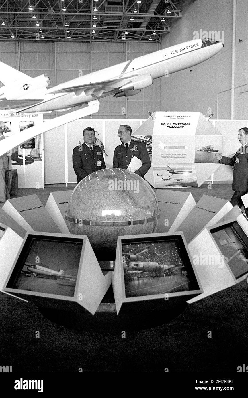 Le MGÉN Richard Bodycombe, commandant de la Réserve de la Force aérienne, et le Maj Rusty Olson, pilote de l’aéronef KC-10A Extender, regardent les expositions de l’aéronef Extender au cours d’une cérémonie de déploiement. Base: McDonnell-Douglas Plant État: Californie (CA) pays: États-Unis d'Amérique (USA) Banque D'Images