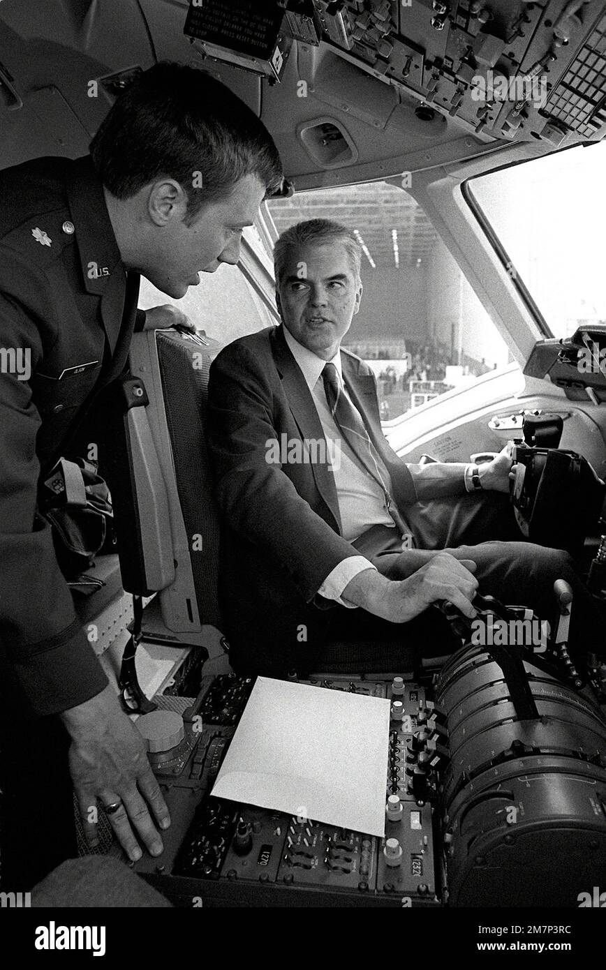 Le Maj Rusty Olson, pilote du KC-10A Extender, explique le tableau de bord de l'avion au secrétaire de la Force aérienne, M. Hans M. Mark, après la cérémonie de déploiement. Base: McDonnell-Douglas Plant État: Californie (CA) pays: États-Unis d'Amérique (USA) Banque D'Images