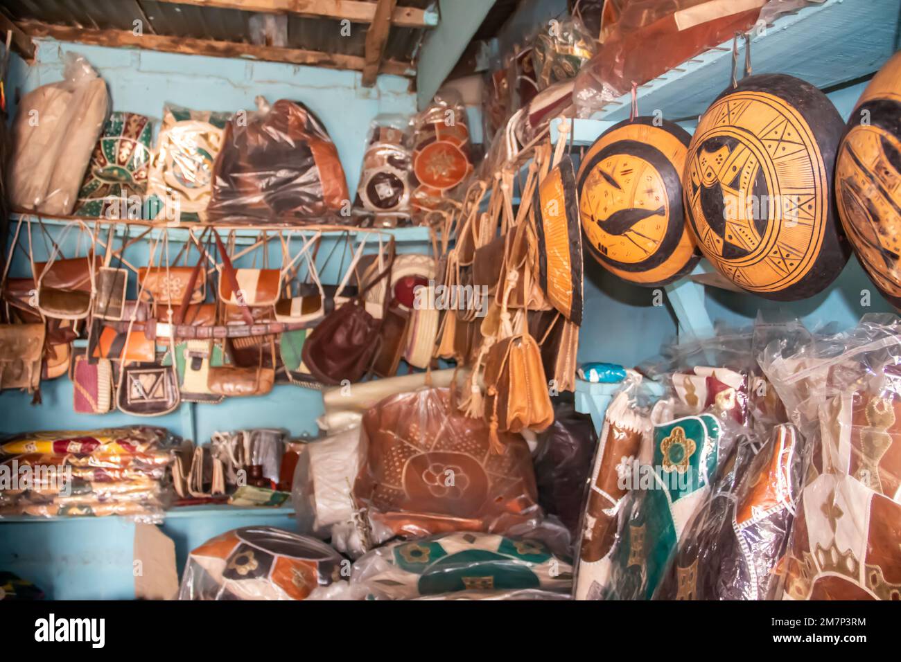 Boutique de souvenirs locale africaine avec colliers colorés, sacs de leader, traditionnellement fait à la main et exposé sur des étagères de petit marché Banque D'Images