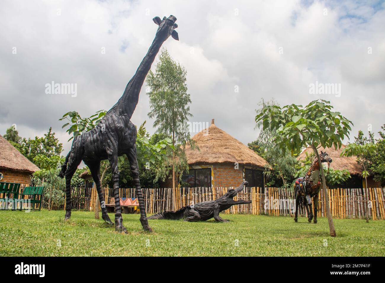 Sculptures d'animaux en pièces métalliques d'occasion de véhicules, exposées dans un salon touristique près de la ville d'Abuja au Nigeria Banque D'Images