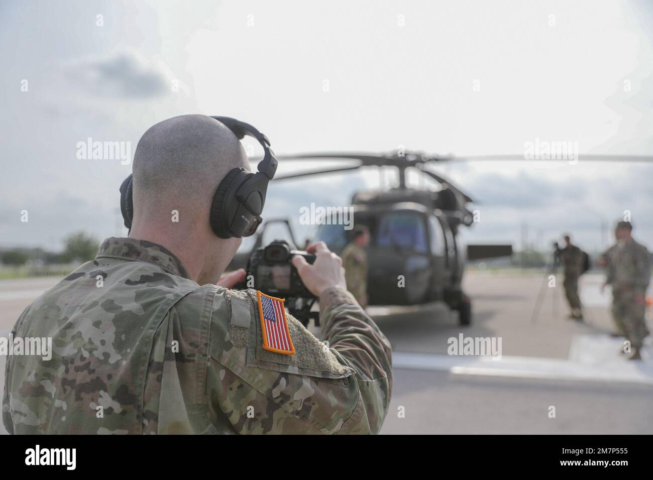 ÉTATS-UNIS Austin Tippit, spécialiste des communications de masse pour les affaires publiques, enregistre des séquences en vue d'une cérémonie de remise des prix de sécurité à fort Hood, Texas, le 11 mai 2022. Les spécialistes des communications de masse des affaires publiques fournissent une couverture journalistique écrite, photographique et vidéo pour les communiqués imprimés et en ligne, racontant l'histoire de l'Armée de terre. Banque D'Images