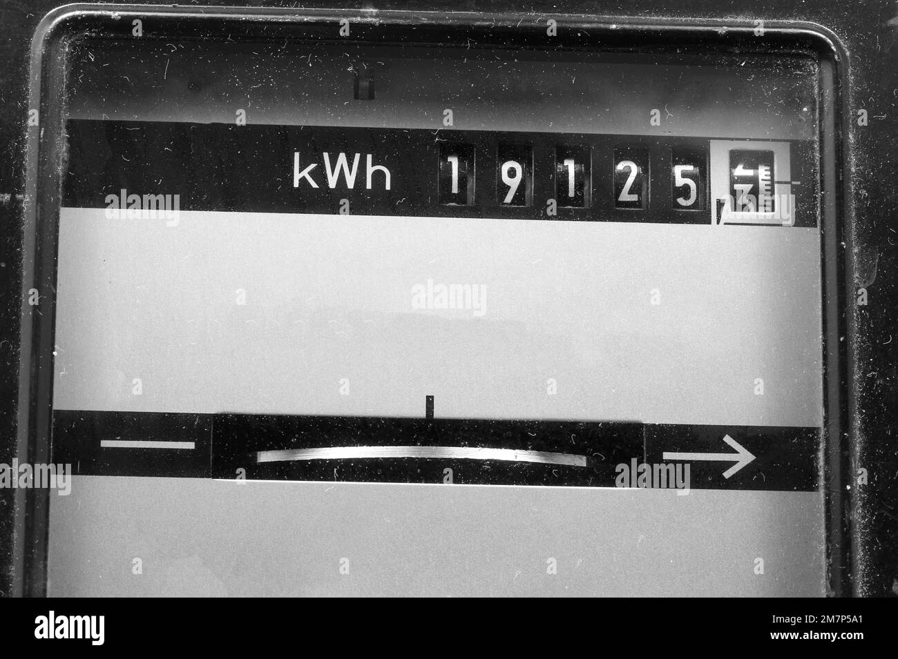 Compteur électrique antique avec des nombres en kwh pour mesurer l'électricité consommée Banque D'Images