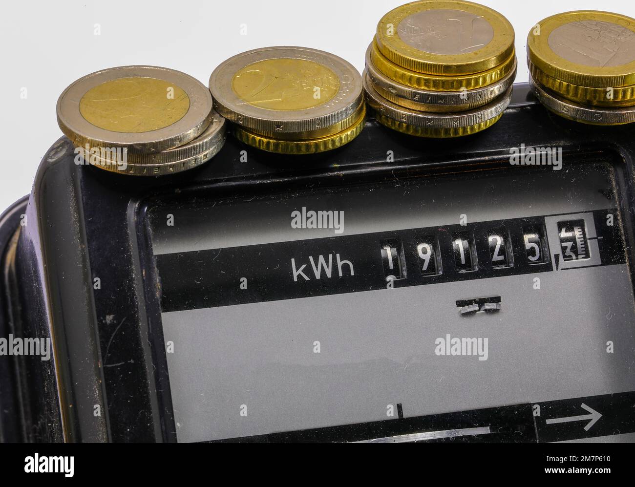 Compteur électrique ancien avec les nombres en kwh pour mesurer l'électricité consommée et les pièces en euros Banque D'Images