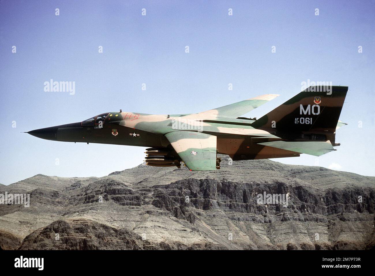 Vue latérale gauche à grand angle d'un F-111A se trouvant à gauche près de la base aérienne de Nellis. L'aéronef, affecté au 391st Escadron d'entraînement tactique de chasseurs, 366th escadre tactique de chasseurs, porte 24 bombes à faible traînée Mark 82. Pays : inconnu Banque D'Images